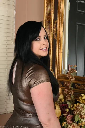 Virgo Peridot – Curvy MILF Strips Off Her Panties and Spreads Her Shaved Pussy