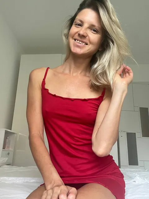Gina Gerson: Hungarian Brunette Spreads and Shows Her Feet – photo 3 of 20