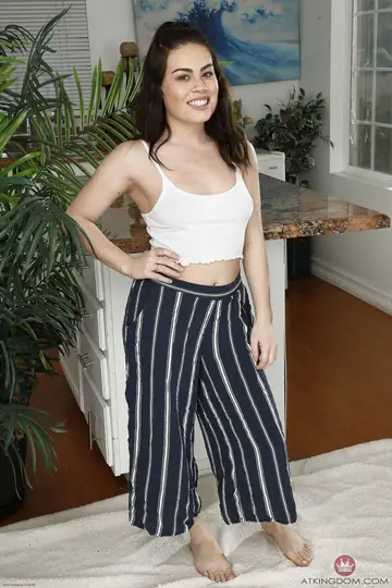Veronica Valentine – Petite Slim Woman with Big Ass Spreads for Anal