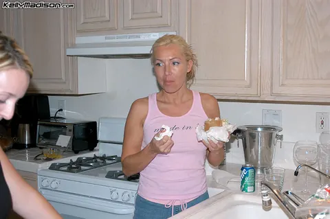 Kelly Madison & Lisa Lee: Tall British MILF Joins a Threesome – photo 11 of 17