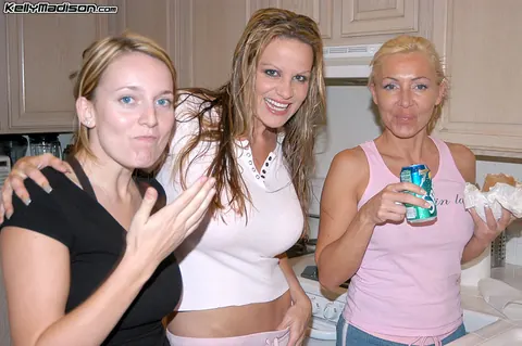 Kelly Madison & Lisa Lee: Tall British MILF Joins a Threesome – photo 14 of 17