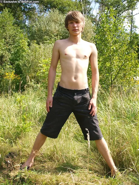 Man Strips Outdoors and Fingers Himself to Cumshot – photo 8 of 21