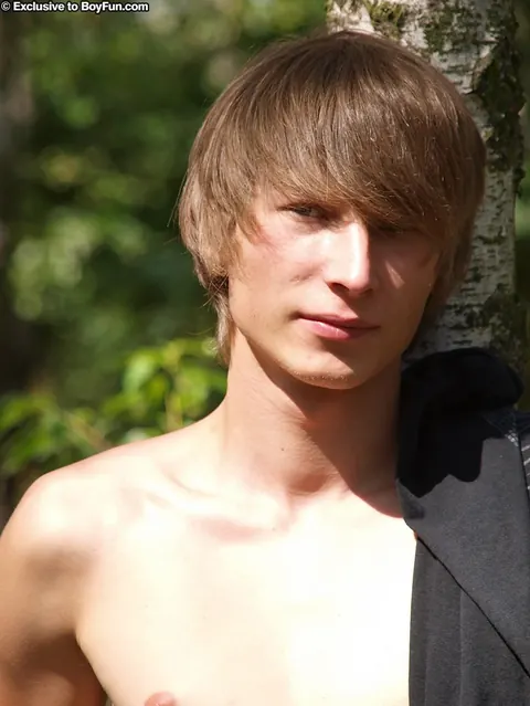 Man Strips Outdoors and Fingers Himself to Cumshot – photo 5 of 21