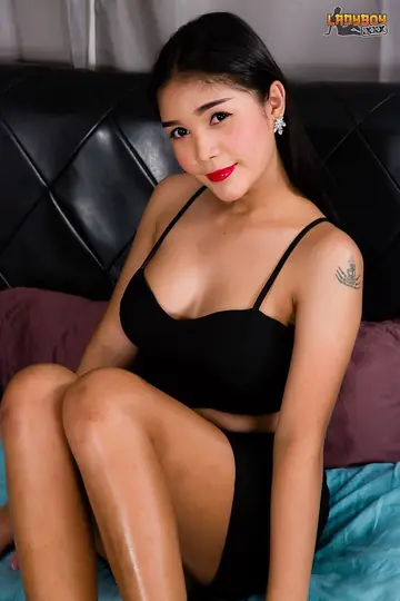 Asian Trans Woman Undresses and Poses Her Figure Nude