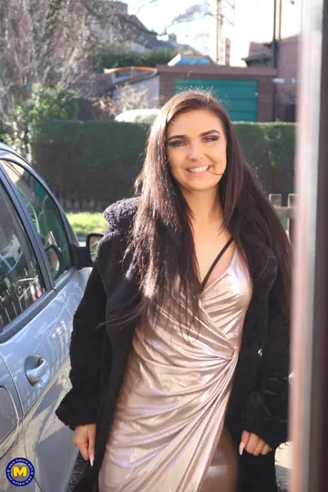 Roxee Couture – Mature British Brunette in Heels Plays with a Vibrator