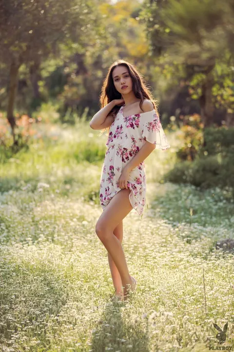 Kit Rysha: Filipina Brunette Strips Outdoors and Shows Her Natural Tits – photo 4 of 16