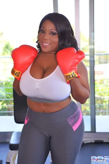 Ms Yummy – Curvy Ebony Babe Gives a Titjob and a Blowjob