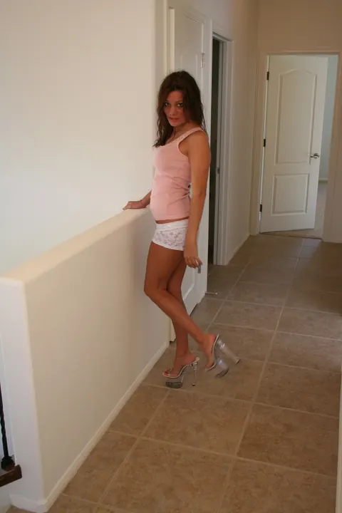 Kate Crush: Thick Brunette in Heels Shows Her Big Tits – photo 1 of 21
