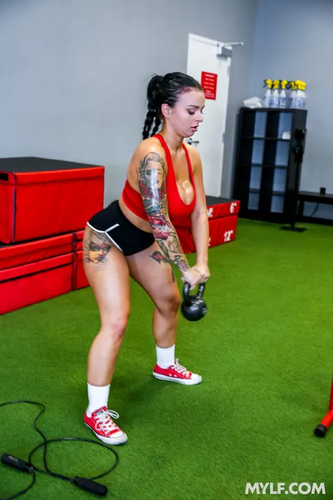 Payton Preslee: Curvy MILF Undresses and Fucks on the Gym Equipment – photo 9 of 21