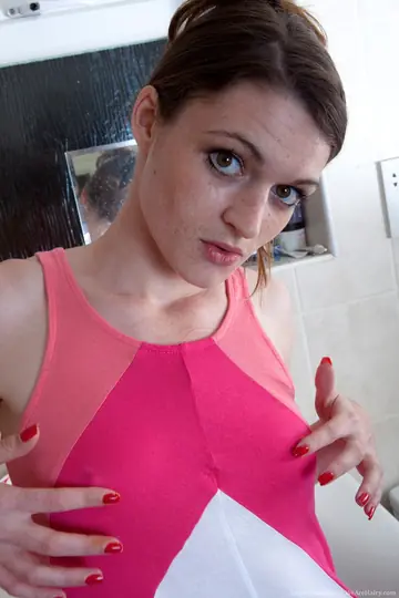 Louise Harmen – Redhead PAWG Fingers Her Hairy Pussy in the Bathroom
