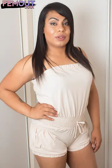 Chubby Trans Woman Shows Off Her Big Ass and Kisses Her Man