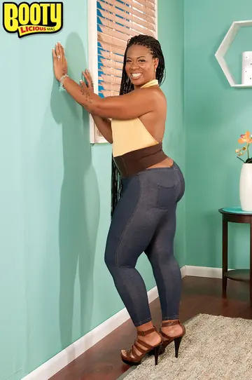 Neecie Hardy – Ebony BBW Strips Out of Her Yoga Pants to Show Her Big Ass in Heels