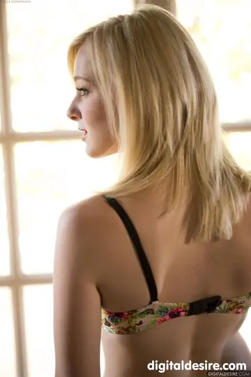 Kenze Thomas – Busty Blonde with Short Hair Poses in Her Panties