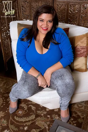 Bri Love – BBW Brunette Unbuttons Her Jeans to Show Her Big Tits and Panties