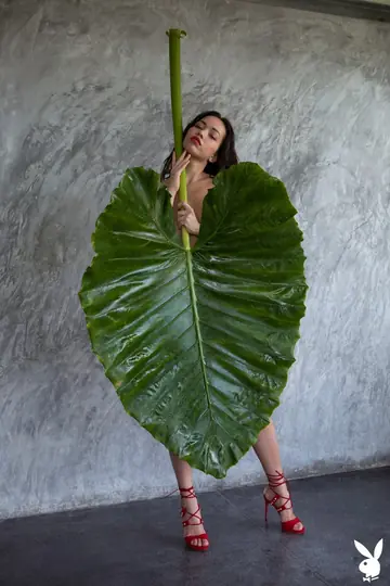Kit Rysha – Filipina Model Poses Naked in High Heels