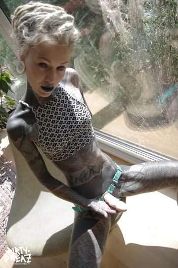Anuskatzz – Tattooed European Lesbians Fuck with a Strapon and Lick Pussy