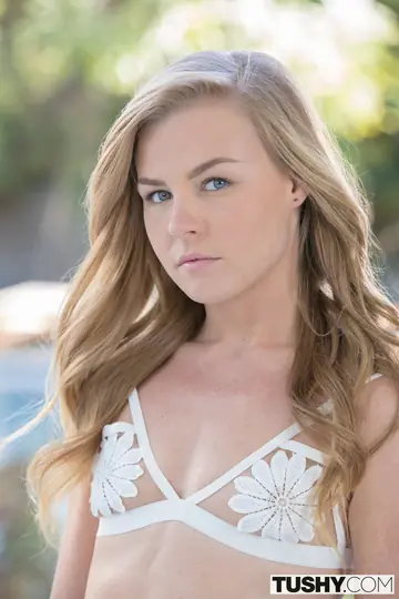 Nicole Clitman – Petite Blonde PAWG Gives Head and Takes Anal Outdoors