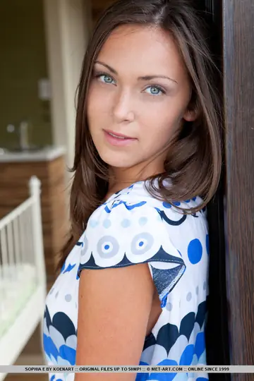 Sophia E – Czech Brunette Lifts Her Skirt and Spreads Her Pussy Outdoors