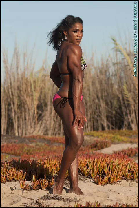 Ebony Bodybuilder in a Bikini Flexes Ripped Physique Outdoors – photo 8 of 15