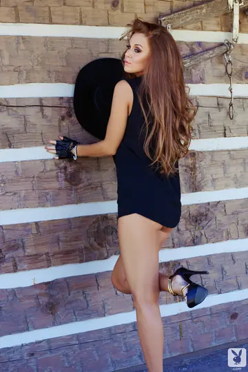 Leanna Decker – Tall Busty Redhead Strips and Spreads Outdoors
