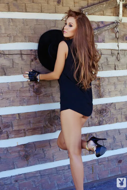 Leanna Decker: Tall Busty Redhead Strips and Spreads Outdoors – photo 1 of 16