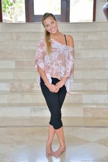 Courtney Dillon – Tall Blonde Stretches Out of Her Yoga Pants and Spreads Wide