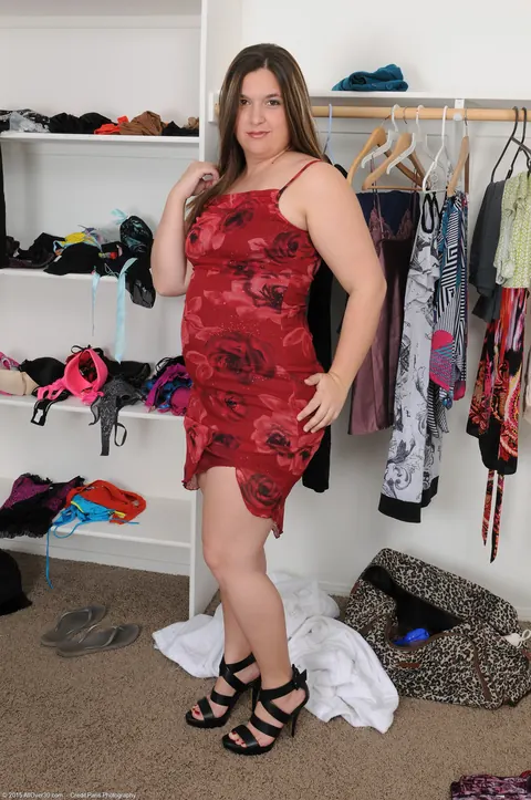 Phoenix Wild: Petite Brunette MILF Strips and Poses Nude – photo 21 of 21