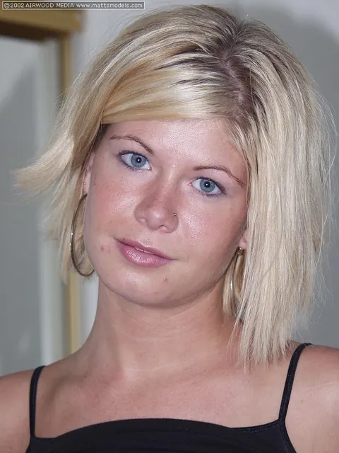 Thick Blonde Pulls Down Her Shorts and Spreads Her Pussy – photo 7 of 16