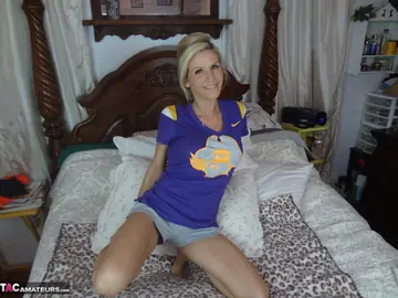 Jolene Devil – Blonde MILF Pulls Shorts Aside and Rubs Her Shaved Pussy