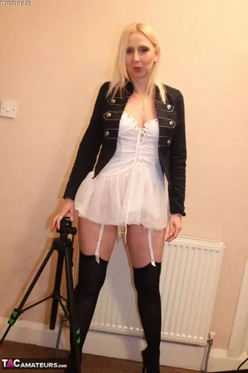 Tracey Lain – Slim British MILF Takes Her Partner's Load on Her Tongue in Stockings