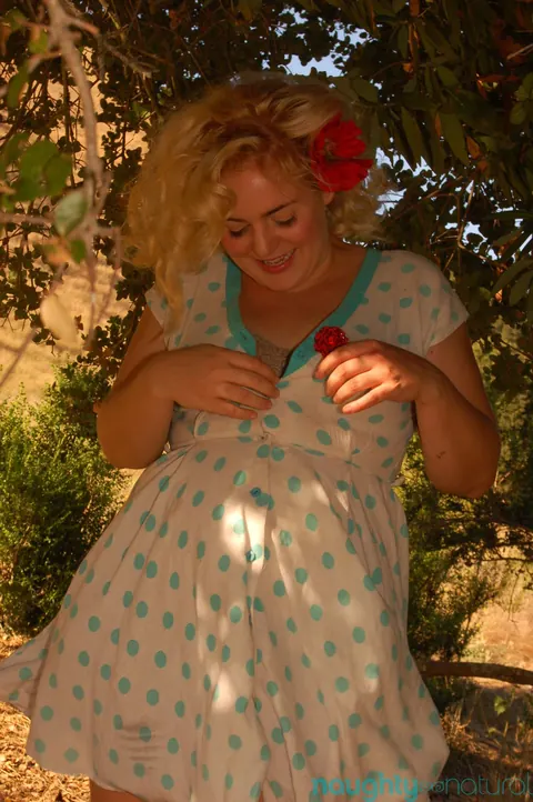Poppy Cox: Blonde BBW Lifts Her Dress and Vibrates Hairy Pussy Outdoors – photo 12 of 21