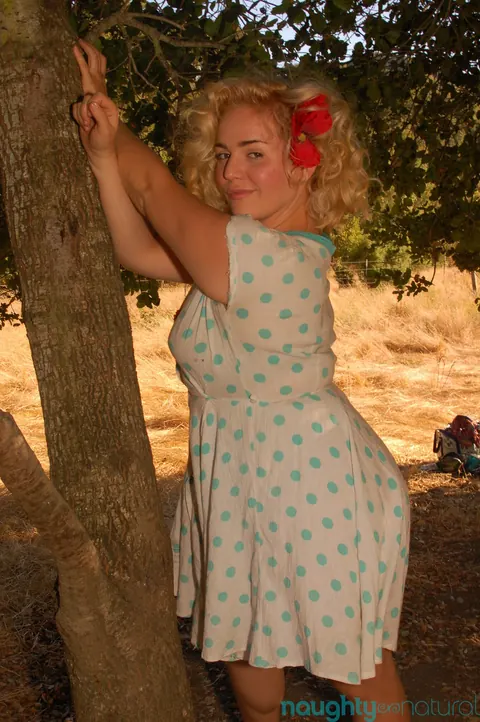 Poppy Cox: Blonde BBW Lifts Her Dress and Vibrates Hairy Pussy Outdoors – photo 5 of 21