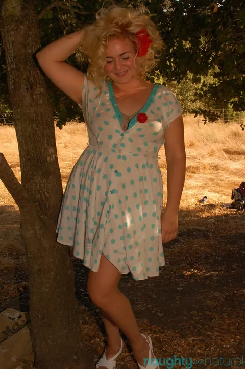Poppy Cox: Blonde BBW Lifts Her Dress and Vibrates Hairy Pussy Outdoors – photo 11 of 21