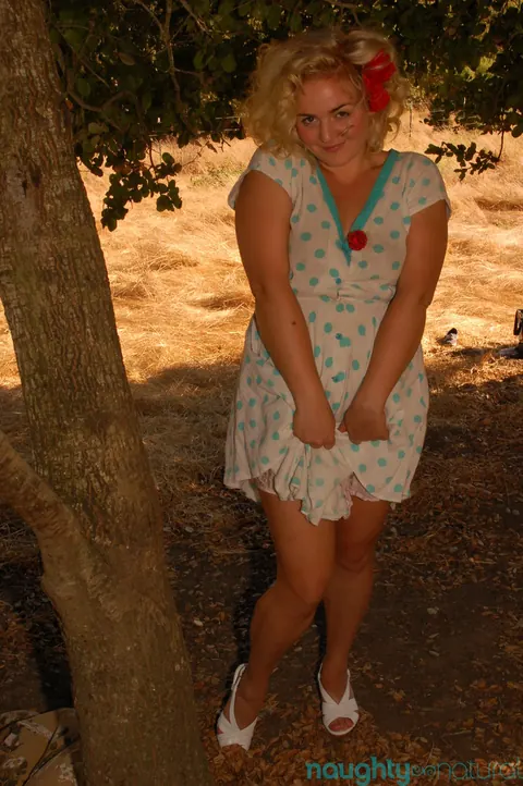 Poppy Cox: Blonde BBW Lifts Her Dress and Vibrates Hairy Pussy Outdoors – photo 6 of 21