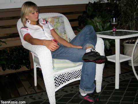 Blonde Amateur Pulls Jeans Aside and Spreads Her Pussy Outdoors – photo 9 of 12