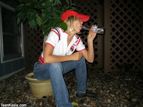 Blonde Amateur Pulls Jeans Aside and Spreads Her Pussy Outdoors – photo 12 of 12