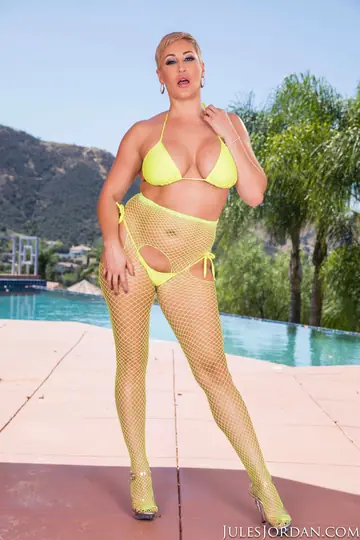Ryan Keely – Tall Latina MILF Gives a Blowjob Outdoors in a Fishnet Bikini