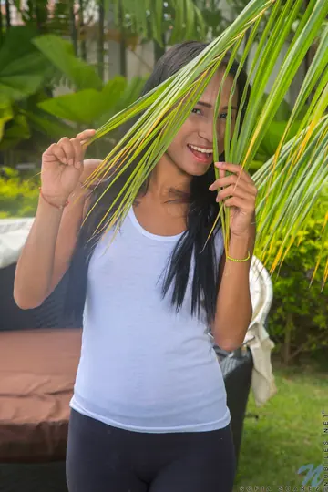 Sofia Suarez – Slim Latina Strips Out of Her Yoga Pants and Spreads Her Pussy Outdoors