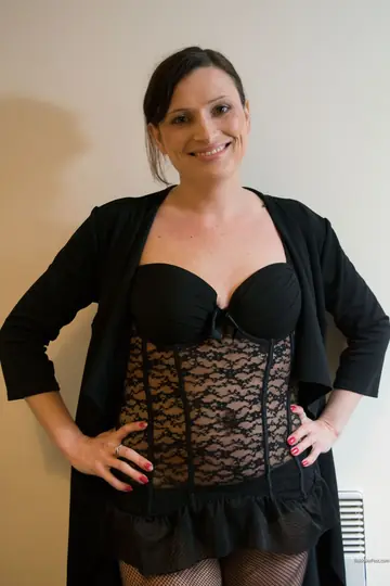 Alice Cash – Thick British MILF Fingers Herself in Lingerie and Stockings