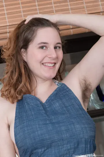 Eleanor Rose – Brunette PAWG Spreads Her Hairy Bush in the Kitchen