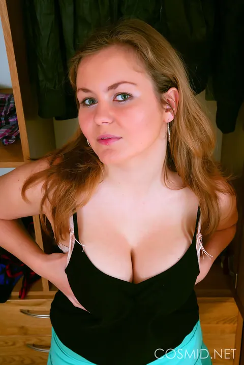 Thick MILF Bares Her Big Tits and Flashes Her Ass – photo 3 of 16
