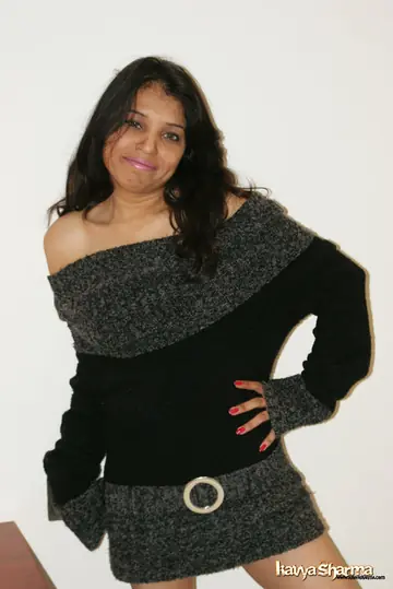Kavya Sharma – Indian MILF Reveals Her Big Natural Tits in a Skirt
