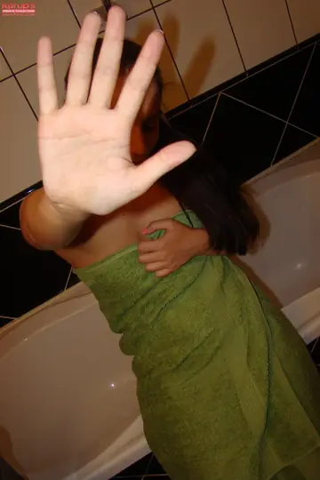 Jenny Glam – Hungarian Brunette Spreads Her Shaved Pussy in the Bathroom