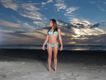 Sara Luvv – Slim Latina PAWG Spreads Her Big Ass on the Beach