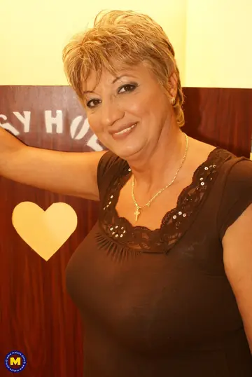 Short-Haired MILF Rides BBC and Takes Anal at Public Gloryhole
