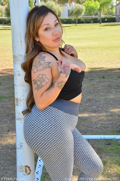 Curvy MILF Squats on a Dildo in Yoga Pants – photo 4 of 15