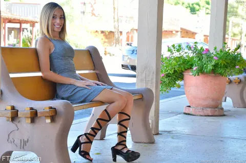 Averie Moore: Slim Latina Flashes and Spreads Outdoors in Heels – photo 3 of 16