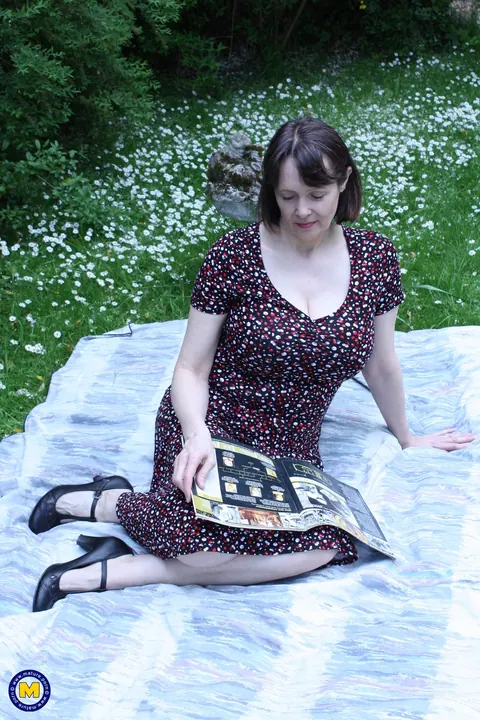 Thick British MILF Rides Her Lover at a Picnic – photo 1 of 20