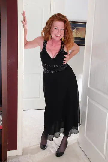 Veronica Smith – Mature Redhead MILF in Stockings Spreads Her Pussy