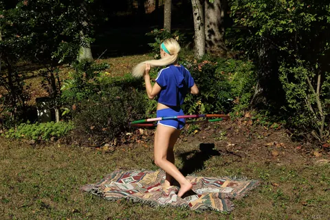 Kenzie Reeves: Skinny Blonde Fingers Her Pussy Outdoors After Yoga in Shorts – photo 2 of 21